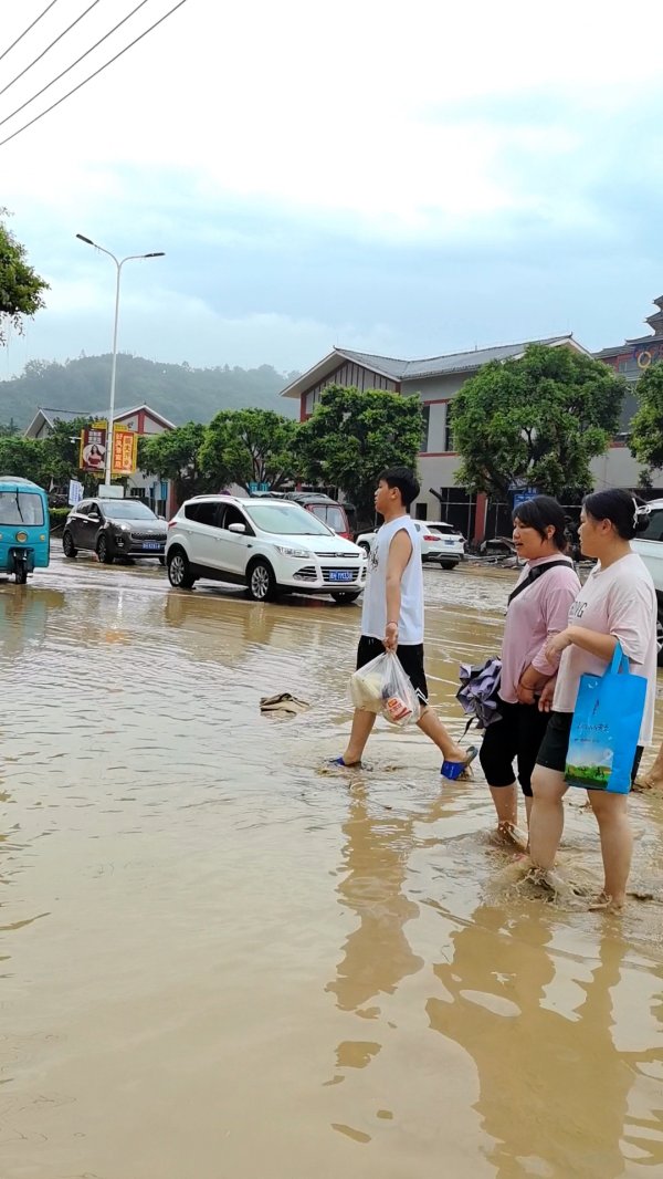 天成配资 贵州榕江遭遇特大洪水 封面新闻现场直击灾后现场