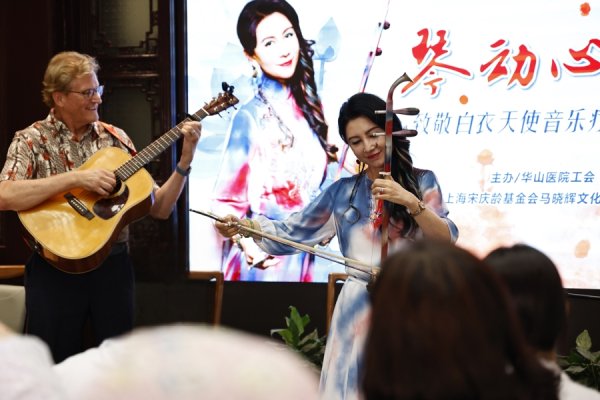 广盛网 马晓辉持一把二胡，为医护工作者送去一场心灵的按摩