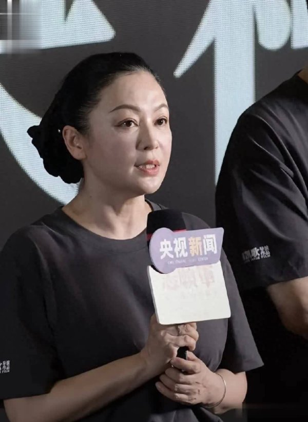 通昭配资 56岁陈红近照曝光，无医美颜值回春美到骨子里惊艳众人